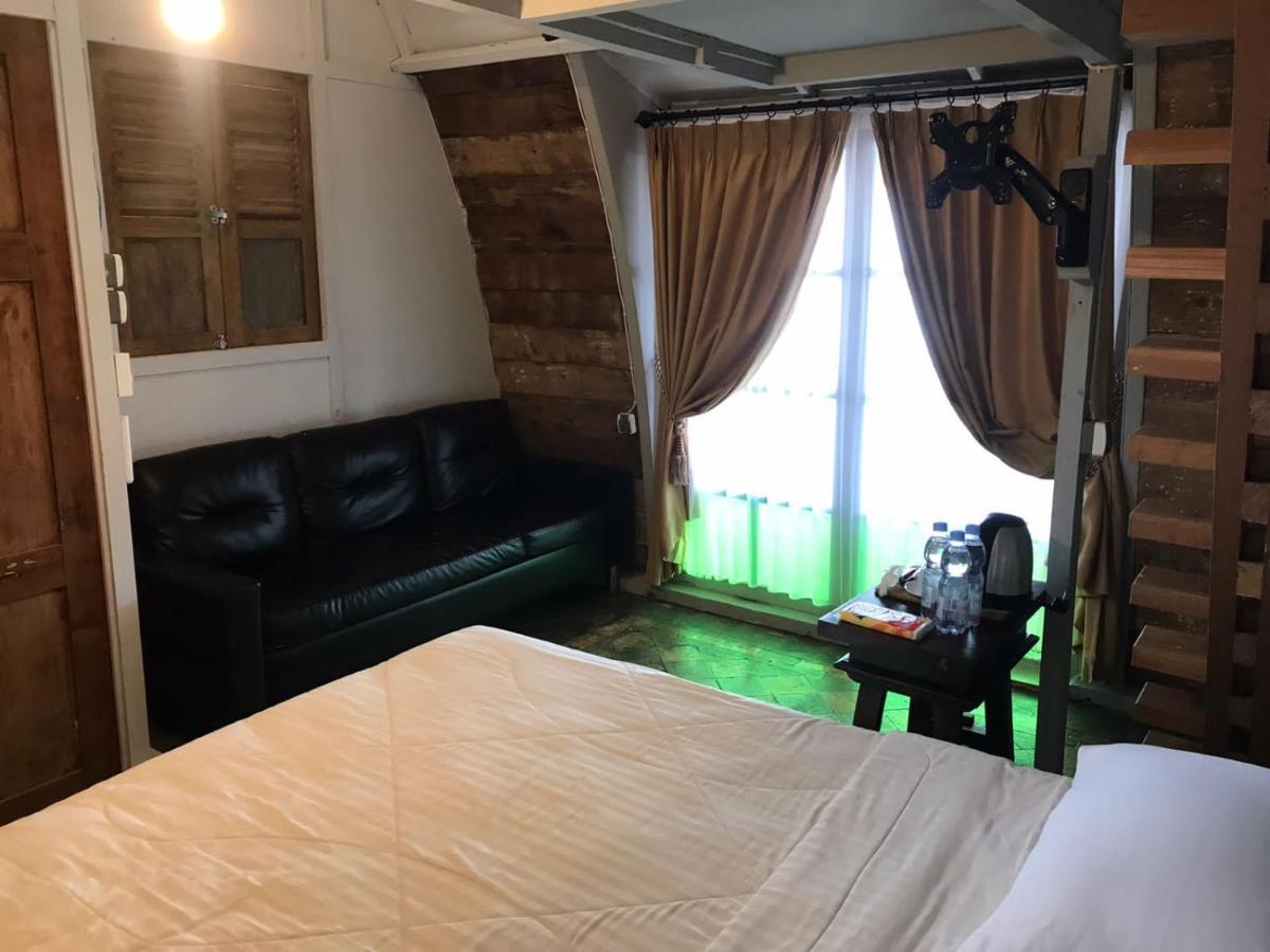 Villa Isabella Putri B&B Jepara Exterior foto
